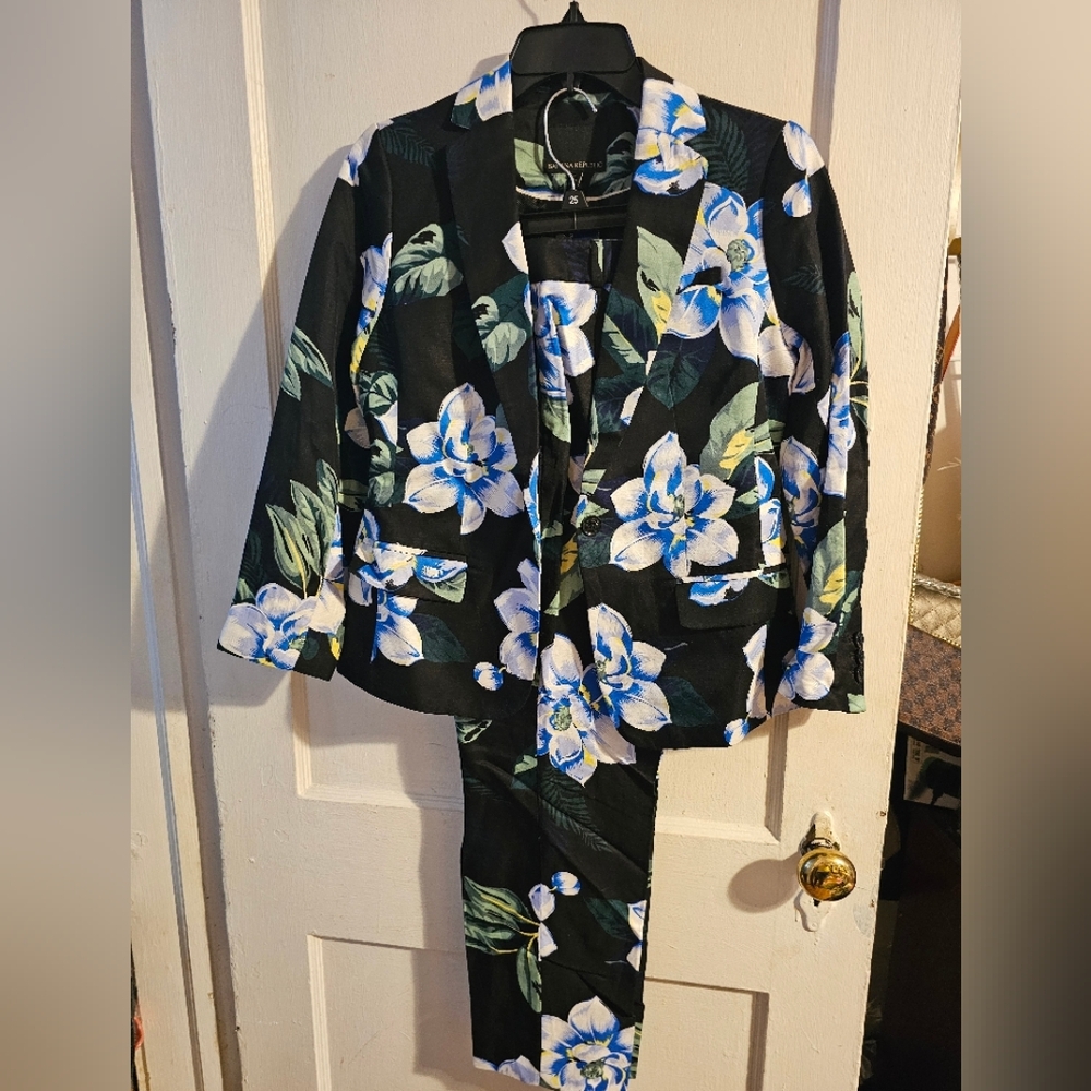 Brand new Banana Republic, pantsuit. The jacket size 2 pants size 4.